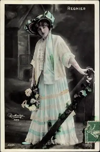Ak Schauspielerin Regnier, Portrait im Kleid