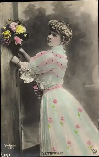 Ak Schauspielerin De Tender, Portrait im Kleid, Blumenstrauß, Reutlinger
