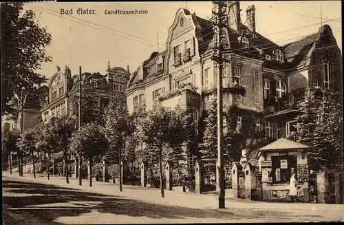 Ak Bad Elster im Vogtland, Blick auf das Landfrauenheim, Straßenpartie im Ort