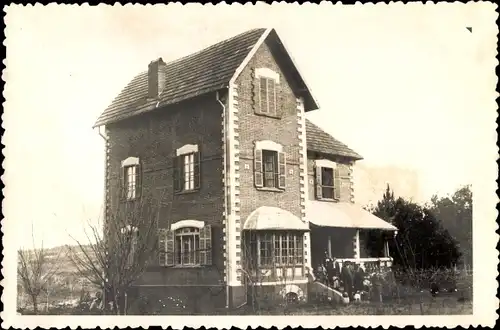 Foto Ak Madagaskar, Wohnhaus mit Garten, Außenansicht