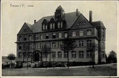 Ak Treuen im Vogtland Sachsen, Blick auf die Schule