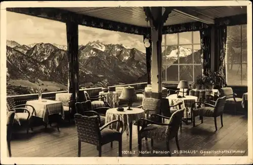 Ak Oberstdorf im Oberallgäu, Innenansicht vom Gesellschaftszimmer im Hotel Rubihaus, Alpenpanorama