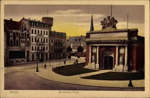 Ak Wesel am Niederrhein, Partie am Berlinertor Platz, Wohngebäude, Passanten, Kirchturm