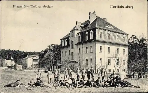 Ak Neubabelsberg Potsdam in Brandenburg, Pflegestätte Waldsanatorium, Soldaten in Uniformen