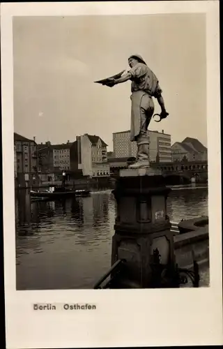 Ak Berlin Friedrichshain, Osthafen, Statue