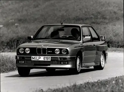 Foto Auto BMW M3, 2-türige Sport-Limousine mit 4 Sitzen, Autokennzeichen MLP 6191