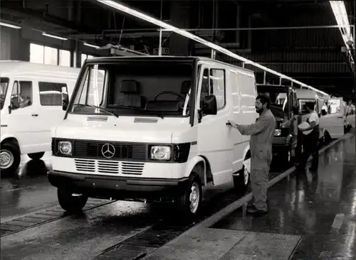 Foto Auto Mercedes, Mercedes-Benz-Transporter, Transporterwerk in Düsseldorf
