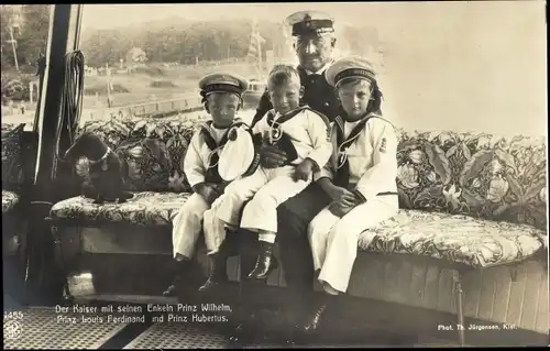 Ak Kaiser Wilhelm II mit Enkeln Prinz Wilhelm, Prinz Louis Ferdinand und Prinz Ferdinand, NPG 1455