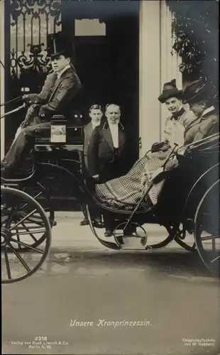 Ak Kronprinzessin Cecilie von Preußen in einer Kutsche
