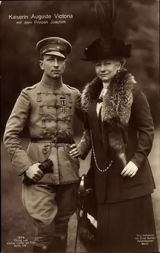 Ak Kaiserin Auguste Victoria,  Prinz Joachim von Preußen in Uniform, Gustav Liersch 7974