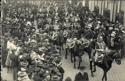 Ak Bruges Westflandern, Processie van't Heilig Bloed, Regiment Lanciers, Opening der Processie