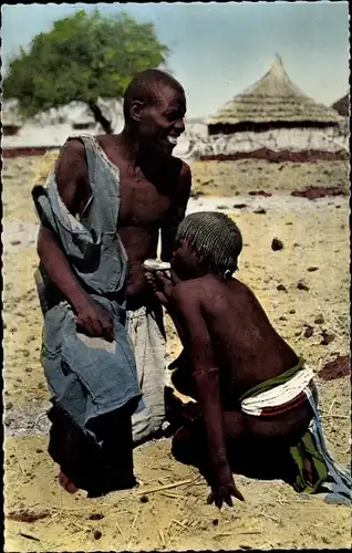 Ak Afrika, afrikanischer Mann, Behandlung mit Saugnapf