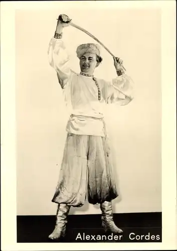 Foto Ak Schauspieler Alexander Cordes, Portrait mit Säbel