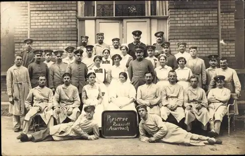 Ak Auerbach im Vogtland, Gruppenbild am Lazarett, Versehrte, Krankenschwestern