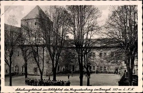 Ak Augustusburg im Erzgebirge, Schloss Augustusburg, Schulungsbetrieb im Schlosshof