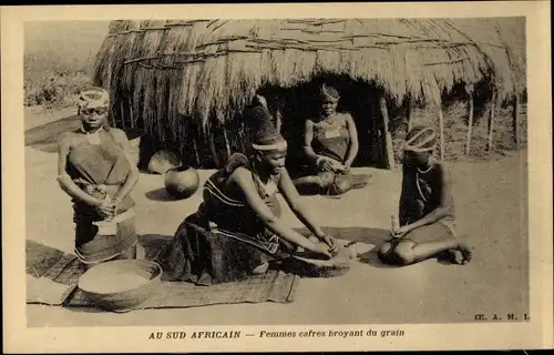 Ak Afrique, Kaffernfrauen beim Getreidemahlen