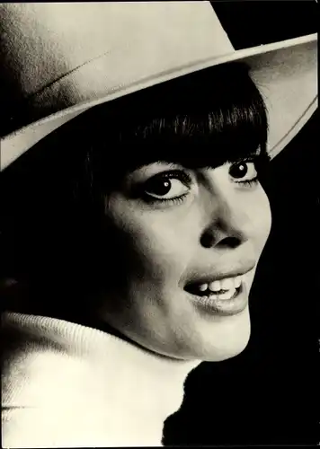 Ak Sängerin Mireille Mathieu, Portrait, Weißer Hut, Spatz von Avignon