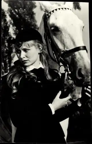 Foto Ak Schauspielerin Sonja Sutter, Portrait, Pferd, Autogramm