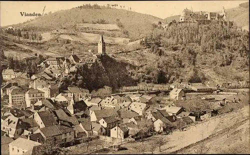 Ak Vianden Luxemburg, Gesamtansicht mit Schloss