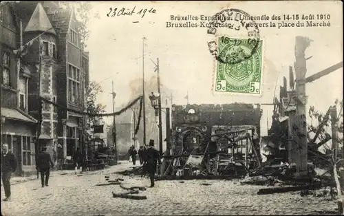 Ak Bruxelles Brüssel, Ausstellung 1910, Das Feuer, Blick Richtung Marktplatz, Brandkatastrophe