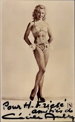 Ak Schauspielerin Cecile Aubry, Standportrait im Bikini, Autogramm