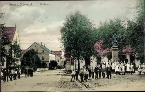 Ak Preußisch Oldendorf in Westfalen, Kirchplatz, Denkmal, Anwohner