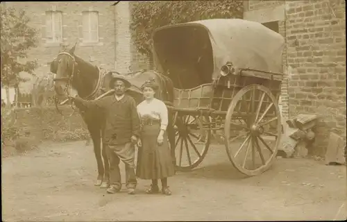 Foto Ak Condé sur Noireau Calvados, Mann und Frau mit einer Kutsche