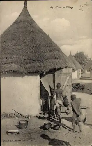 Ak Afrikanisches Dorf, Einheimische, Kinder, Hütte, Strohdach