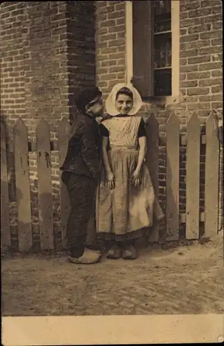 Ak Niederlande, Kinder in Volkstrachten, Liebespaar