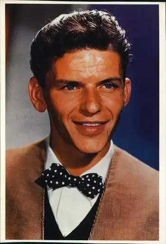 Ak Sänger und Schauspieler Frank Sinatra, Portrait mit Fliege
