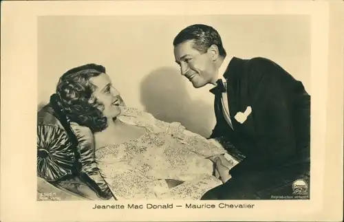 Ak Schauspielerin Jeanette MacDonald, Schauspieler Maurice Chevalier, Filmszene