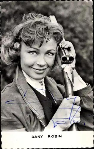 Ak Schauspielerin Dany Robin, Portrait mit Gewehr, Autogramm