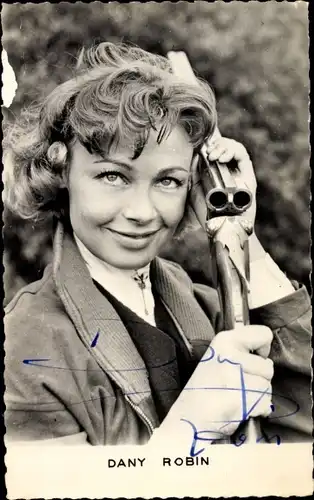 Ak Schauspielerin Dany Robin, Portrait mit Gewehr, Autogramm