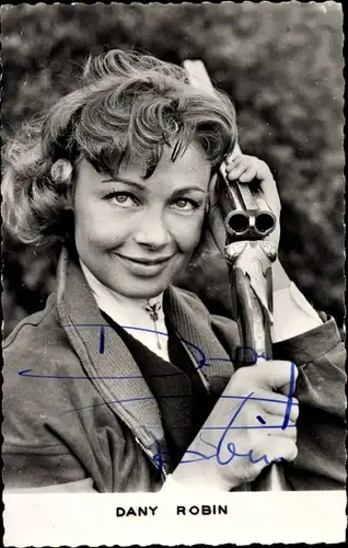 Ak Schauspielerin Dany Robin, Portrait mit Gewehr, Autogramm