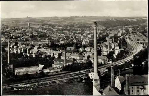 Ak Roßwein in Sachsen, Totalansicht, Industrieschornsteine, Bahnhof, Kirche