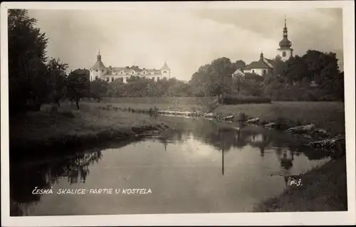 Ak Česká Skalice Böhmisch Skalitz Reg. Königgrätz, Partie u Kostela, Fluss, Kirchturm