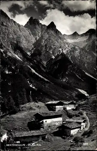 Ak Pinnistal Tirol, Herzebenalm mit Bergen