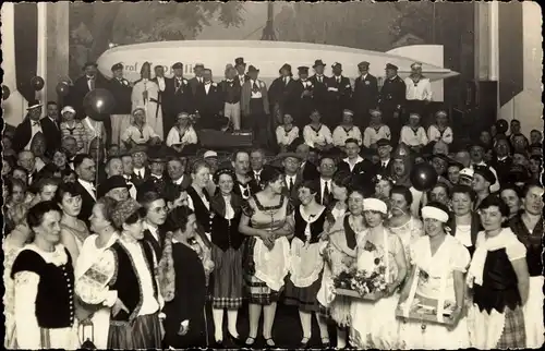 Foto Ak Rathenow im Havelland, Festgäste in Tracht, Zeppelin Landung, 1929