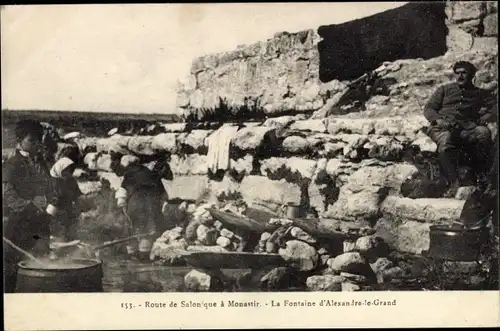 Ak Thessaloniki Thessaloniki Griechenland, Straße nach Monastir, Brunnen Alexanders des Großen