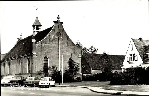 Ak Nieuwleusen Overijssel, Ned. Rev. Kirche mit Pfarrhaus