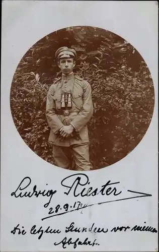 Foto Ak Deutscher Soldat in Uniform, Ludwig Riester, Standportrait 1917 vor der Abfahrt