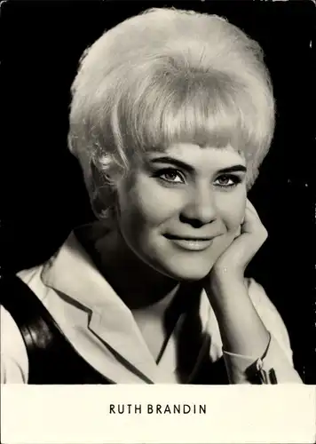 Ak Schauspielerin Ruth Brandin, Portrait, Blond, Kurzhaarschnitt, weiße Bluse