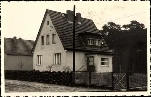 Foto Ak Klein Mühlingen Bördeland Salzlandkreis, Blick auf ein Wohnhaus am Waldrand, Garten