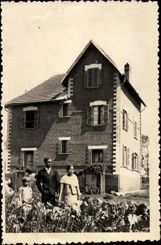 Foto Ak Madagaskar, Wohnhaus mit Garten, Außenansicht