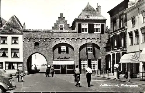 Ak Zaltbommel Gelderland, Waterpoort, Stadttor, Esso Zapfsäule