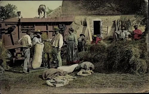 Ak Bauern bei der Arbeit, Heu, Bauernhof, Fuhrwerk