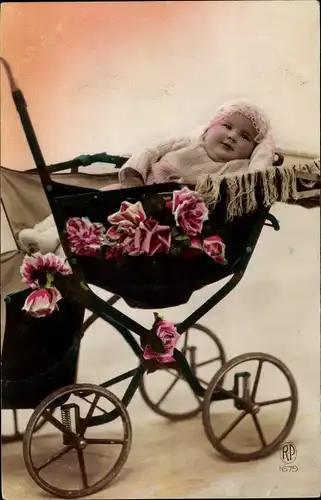Ak Baby im Kinderwagen, Rosen, Kind-Portrait