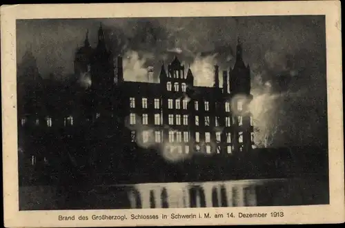Ak Schwerin in Mecklenburg, Großherzogliches Schloss, Brand am 14. Dezember 1913