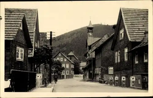 Ak Schleusingerneundorf Nahetal Waldau Thüringen, Straßenpartie, Blick auf den Berg, Fahrrad
