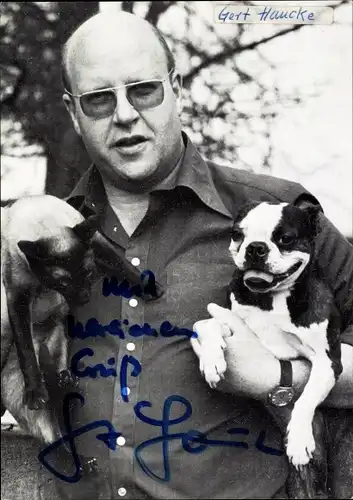 Ak Schauspieler Gert Haucke mit Hund und Katze, Portrait, Autogramm